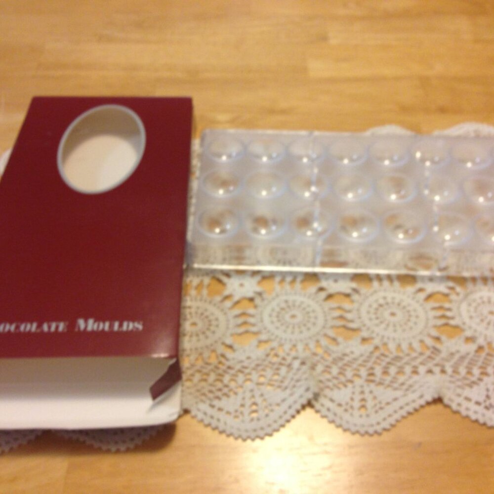 Crafts molds for chocolate balls